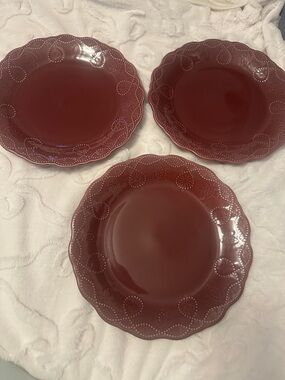 The pioneer woman  Elegant Burgundy Scalloped Dinner Plates - Set of 3